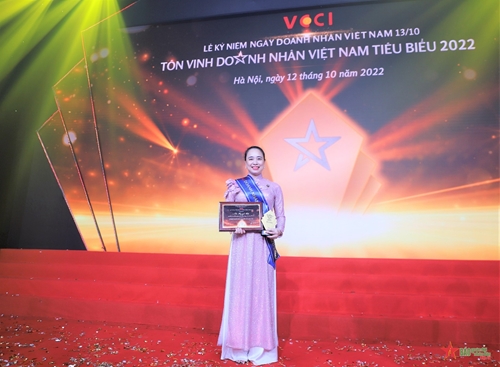 Bà Đỗ Nguyệt Ánh, Chủ tịch Hội đồng thành viên EVNNPC nhận danh hiệu Doanh nhân tiêu biểu Việt Nam 2022